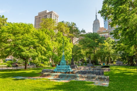 Leonardo Drew, City in the Grass, 2019. Installation view in Madison Square Park, New York. Aluminum, sand, wood, cotton and mastic, 102 x 32 feet. Collection the artist, courtesy Talley Dunn Gallery, Galerie Lelong & Co. and Anthony Meier Fine Arts. Photo Credit: Hunter Canning/